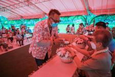 องค์การบริหารส่วนจังหวัดตาก ร่วมรดน้ำดำหัวและขอพร นายณัฐวุฒิ ทวีเกื้อกูลกิจ นายกองค์การบริหารส่วนจังหวัดตากและนางกฤตินี ทวีเกื้อกูลกิจ
