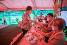 องค์การบริหารส่วนจังหวัดตาก ร่วมรดน้ำดำหัวและขอพร นายณัฐวุฒิ ทวีเกื้อกูลกิจ นายกองค์การบริหารส่วนจังหวัดตากและนางกฤตินี ทวีเกื้อกูลกิจ