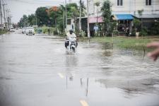 ลงพื้นที่ติดตามสถานการณ์น้ำท่วม ในพื้นที่อำเภอแม่สอด โดยได้ให้การสนับสนุน นำเครื่องสูบน้ำไปช่วยแก้ไขปัญหาน้ำท่วมขังในพื้นที่
