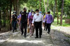 นายกองค์การบริหารส่วนจังหวัดตาก ในฐานะผู้อำนวยการอุทยานธรณีไม้กลายเป็นหินตากลงพื้นที่ตรวจสอบเพื่อเตรียมความพร้อมการจัดงานบันทึกสถิติโลกไม้กลายเป็นหินที่ยาวที่สุดในโลก Guinness World Records (GWR)