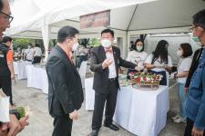 นายกองค์การบริหารส่วนจังหวัดตาก ในฐานะผู้อำนวยการอุทยานธรณีไม้กลายเป็นหินตาก ร่วมงานแถลงข่าวเตรียมจัดงาน “บันทึกสถิติโลก ไม้กลายเป็นหินที่ยาวที่สุดในโลก”