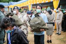 รองนายก อบจ.ตาก เข้าร่วมพิธีและร่วมต้อนรับประธานองคมนตรี และคณะ มอบสิ่งของพระราชทานในโครงการสืบสานพระราชปณิธาน แก่ราษฎรอำเภอท่าสองยาง จังหวัดตาก