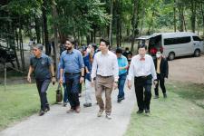 ต้อนรับ Mr.Swapnil Dangarkar ผู้แทนจาก Guinness World Records และทีมงาน เพื่อตรวจเยี่ยมการเตรียมความพร้อมการจัดงานบันทึกสถิติโลกไม้กลายเป็นหินที่ยาวที่สุดในโลก Guinness World Records