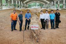 ต้อนรับ Mr.Swapnil Dangarkar ผู้แทนจาก Guinness World Records และทีมงาน เพื่อตรวจเยี่ยมการเตรียมความพร้อมการจัดงานบันทึกสถิติโลกไม้กลายเป็นหินที่ยาวที่สุดในโลก Guinness World Records
