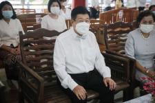 นายก อบจ.ตากนำทีม ร่วมทำบุญถวายเทียนจำนำพรรษา สืบสานประเพณีและทำนุบำรุงพระพุทธศาสนา