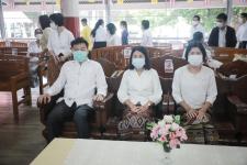 นายก อบจ.ตากนำทีม ร่วมทำบุญถวายเทียนจำนำพรรษา สืบสานประเพณีและทำนุบำรุงพระพุทธศาสนา