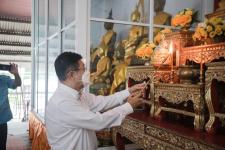 นายก อบจ.ตากนำทีม ร่วมทำบุญถวายเทียนจำนำพรรษา สืบสานประเพณีและทำนุบำรุงพระพุทธศาสนา
