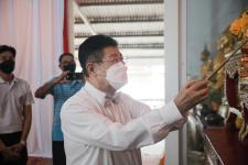 นายก อบจ.ตากนำทีม ร่วมทำบุญถวายเทียนจำนำพรรษา สืบสานประเพณีและทำนุบำรุงพระพุทธศาสนา