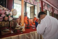นายก อบจ.ตากนำทีม ร่วมทำบุญถวายเทียนจำนำพรรษา สืบสานประเพณีและทำนุบำรุงพระพุทธศาสนา