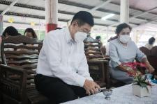 นายก อบจ.ตากนำทีม ร่วมทำบุญถวายเทียนจำนำพรรษา สืบสานประเพณีและทำนุบำรุงพระพุทธศาสนา