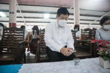 นายก อบจ.ตากนำทีม ร่วมทำบุญถวายเทียนจำนำพรรษา สืบสานประเพณีและทำนุบำรุงพระพุทธศาสนา