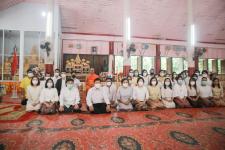 นายก อบจ.ตากนำทีม ร่วมทำบุญถวายเทียนจำนำพรรษา สืบสานประเพณีและทำนุบำรุงพระพุทธศาสนา