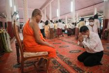 นายก อบจ.ตากนำทีม ร่วมทำบุญถวายเทียนจำนำพรรษา สืบสานประเพณีและทำนุบำรุงพระพุทธศาสนา