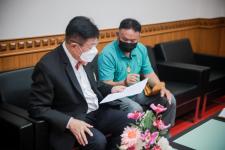 สมาชิกสภาองค์การบริหารส่วนตำบลวังหมัน อำเภอสามเงา จังหวัดตาก พร้อมคณะ เข้าพบนายณัฐวุฒิ ทวีเกื้อกูลกิจ นายกองค์การบริหารส่วนจังหวัดตาก เพื่อหารือข้อราชการ