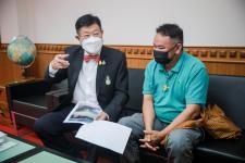 สมาชิกสภาองค์การบริหารส่วนตำบลวังหมัน อำเภอสามเงา จังหวัดตาก พร้อมคณะ เข้าพบนายณัฐวุฒิ ทวีเกื้อกูลกิจ นายกองค์การบริหารส่วนจังหวัดตาก เพื่อหารือข้อราชการ