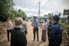 ว่าที่ ดร.ฑีฆะพล ทวีเกื้อกูลกิจ รองนายกองค์การบริหารส่วนจังหวัดตาก พร้อมด้วยคณะผู้บริหาร และเจ้าหน้าที่สำนักช่าง ลงพื้นที่ตรวจติดตามการแก้ปัญหาแม่น้ำวังล้นตลิ่ง กัดเซาะถนนขาด สายทางที่ ตก.ถ. 1-0014. บ้านวังไคร้ - บ้านสองแคว อำเภอสามเงา