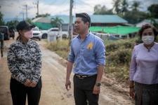 ว่าที่ ดร.ฑีฆะพล ทวีเกื้อกูลกิจ รองนายกองค์การบริหารส่วนจังหวัดตาก พร้อมด้วยคณะผู้บริหาร และเจ้าหน้าที่สำนักช่าง ลงพื้นที่ตรวจติดตามการแก้ปัญหาแม่น้ำวังล้นตลิ่ง กัดเซาะถนนขาด สายทางที่ ตก.ถ. 1-0014. บ้านวังไคร้ - บ้านสองแคว อำเภอสามเงา
