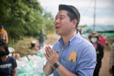 ว่าที่ ดร.ฑีฆะพล ทวีเกื้อกูลกิจ รองนายกองค์การบริหารส่วนจังหวัดตาก พร้อมด้วยคณะผู้บริหาร และเจ้าหน้าที่สำนักช่าง ลงพื้นที่ตรวจติดตามการแก้ปัญหาแม่น้ำวังล้นตลิ่ง กัดเซาะถนนขาด สายทางที่ ตก.ถ. 1-0014. บ้านวังไคร้ - บ้านสองแคว อำเภอสามเงา