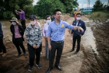 ว่าที่ ดร.ฑีฆะพล ทวีเกื้อกูลกิจ รองนายกองค์การบริหารส่วนจังหวัดตาก พร้อมด้วยคณะผู้บริหาร และเจ้าหน้าที่สำนักช่าง ลงพื้นที่ตรวจติดตามการแก้ปัญหาแม่น้ำวังล้นตลิ่ง กัดเซาะถนนขาด สายทางที่ ตก.ถ. 1-0014. บ้านวังไคร้ - บ้านสองแคว อำเภอสามเงา