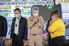 ายกองค์การบริหารส่วนจังหวัดตาก พร้อมด้วย ว่าที่ ดร.ฑีฆะพล ทวีเกื้อกูลกิจ รองนายกองค์การบริหารส่วนจังหวัดตาก ร่วมต้อนรับ พลเอกประวิตร วงษ์สุวรรณ รองนายกรัฐมนตรี และคณะ 