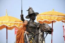 นายกองค์การบริหารส่วนจังหวัดตาก ร่วมพิธีอัญเชิญพระบรมรูปหล่อสมเด็จพระเจ้าตากสินมหาราช ประดิษฐาน ณ วงเวียนแม่สอด