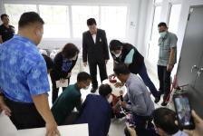 ายกองค์การบริหารส่วนจังหวัดตาก เป็นประธานในพิธีส่งมอบครุภัณฑ์วิทยาศาสตร์ เพื่อใช้ควบคุมป้องกันโรคระบาดในพื้นที่ให้กับสถานีอนามัยเฉลิมพระเกียรติ 60 พรรษา นวมินทราชินี ( สอน.) และโรงพยาบาลส่งเสริมสุขภาพส่วนตำบล ( รพ.สต.) 