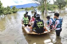 รองนายกองค์การบริหารส่วนจังหวัดตาก พร้อมทั้งหัวหน้าส่วนราชการ ที่เกี่ยวข้อง ลงพื้นที่ติดตามสถานการณ์ อุทกภัย