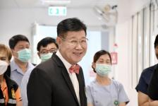 นายกองค์การบริหารส่วนจังหวัดตาก เข้าเยี่ยมชมห้องปฏิบัติการ(ห้องLab)ศูนย์ SMRU (Shoklo Malaria Research Unit) ชั้น2 ตึกปฐมภูมิโรงพยาบาลแม่ระมาดและมูลนิธิเดอะบอร์เดอร์แลนด์เฮลท์ (The Borderland Health Foundation) 