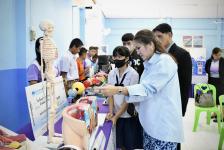 รองนายกองค์การบริหารส่วนจังหวัดตาก เป็นประธานในพิธีมอบสื่อการเรียนการสอน (ประเภทสื่อเทคโนโลยีสารสนเทศ , สื่อวิทยาศาสตร์ และสื่อวิชาชีพ) ณ  ห้องประชุมเฉลิมพระเกียรติฯ โรงเรียนชุมชนชลประทานรังสรรค์ อำเภอสามเงา จังหวัดตาก 