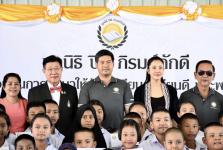 นายกองค์การบริหารส่วนจังหวัดตาก ร่วมงานทำบุญทอดกฐิน 9 วัด 2 ตำบล ณ วัดเอื้องดอย ตำบลพระธาตุผาแดง อำเภอแม่สอด จังหวัดตาก โดยมีคุณปิติ และคุณวรนุช ภิรมย์ภักดี เป็นประธานการจัดงาน