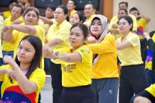 อบจ.ตาก จัดกิจกรรมการออกกำลังกายสำหรับประชาชนทุกกลุ่มวัยประกอบเพลง LONG LIFE THAI FIT 