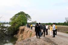 นายก อบจ.ตาก ลงพื้นที่สำรวจปัญหาแม่น้ำปิงกัดเซาะตลิ่งและถนนสายบ้านป่ายาง อ.สามเงา จ.ตาก