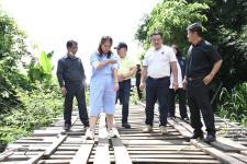 นายกจอย ลงพื้นที่สำรวจสะพานไม้  ต.แม่กลอง เชื่อม ต.โมโกร อ.อุ้มผาง จ.ตาก 