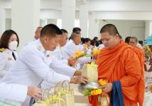 ร่วมพิธีเจริญพระพุทธมนต์และทําบุญตักบาตร (ข้าวสาร อาหารแห้ง) ถวายพระราชกุศล เฉลิมพระเกียรติพระบาทสมเด็จพระเจ้าอยู่หัว เนื่องในโอกาสวันเฉลิมพระชนมพรรษา ๒๘ กรกฎาคม ๒๕๖๘ 