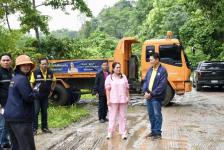 นายกจอย (นายก อบจ.ตาก) สนับสนุนเครื่องจักรกลพร้อมน้ำมันเชื้อเพลิง 60,000 บาท ในพื้นที่ ต.แม่ตื่น อ.แม่ระมาด จ.ตาก 