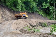 นายกจอย (นายก อบจ.ตาก) สนับสนุนเครื่องจักรกลพร้อมน้ำมันเชื้อเพลิง 60,000 บาท ในพื้นที่ ต.แม่ตื่น อ.แม่ระมาด จ.ตาก 