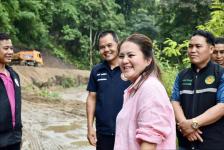 นายกจอย (นายก อบจ.ตาก) สนับสนุนเครื่องจักรกลพร้อมน้ำมันเชื้อเพลิง 60,000 บาท ในพื้นที่ ต.แม่ตื่น อ.แม่ระมาด จ.ตาก 