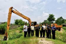 นายกจอย (นายก อบจ.ตาก) สนับสนุนเครื่องจักรกล ขุดลอกคลองบริเวณ ถนนแม่สอด-แม่ตาว 