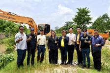 นายกจอย (นายก อบจ.ตาก) สนับสนุนเครื่องจักรกล ขุดลอกคลองบริเวณ ถนนแม่สอด-แม่ตาว 