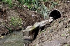 นายกจอย (นายก อบจ.ตาก) สนับสนุนเครื่องจักรพร้อมน้ำมันเชื้อเพลิง งบประมาณ 23,900 บาท ขุดลอกคลองสาธารณะ ในพื้นที่ อ.แม่สอด 