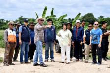 นายกจอย (นายก อบจ. ตาก) ลงพื้นที่ตรวจสอบ พร้อมนำรถเครื่องจักรกลเข้าช่วยเสริมคันดิน บรรเทาความเดือดร้อนของพี่น้องประชาชน ในพื้นที่ ต.วังหมัน และต.ยกกระบัตร อ.สามเงา