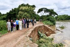 นายกจอย (นายก อบจ. ตาก) ลงพื้นที่ตรวจสอบ พร้อมนำรถเครื่องจักรกลเข้าช่วยเสริมคันดิน บรรเทาความเดือดร้อนของพี่น้องประชาชน ในพื้นที่ ต.วังหมัน และต.ยกกระบัตร อ.สามเงา