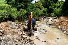 นายกจอย (นายก อบจ.ตาก) สนับสนุนเครื่องจักรกลพร้อมน้ำมันเชื้อเพลิง 50,000 บาท ขุดลอกลำห้วยในพื้นที่ ต.แม่กุ อ.แม่สอด