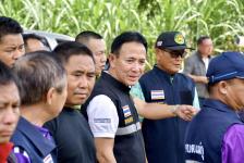 นายกจอย (นายก อบจ.ตาก) สนับสนุนเครื่องจักรกลพร้อมน้ำมันเชื้อเพลิง 50,000 บาท ขุดลอกลำห้วยในพื้นที่ ต.แม่กุ อ.แม่สอด