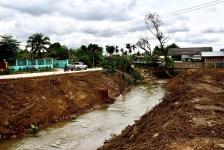 นายกจอย (นายก อบจ.ตาก) ตรวจความเรียบร้อยของเครื่องจักรกลในการขุดลอกคลองในพื้นที่ ต.แม่ตาว อ.แม่สอด งบประมาณ 50,000 บาท