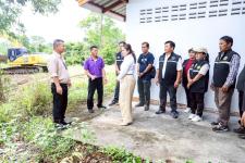 นายกจอย (นายก อบจ.ตาก) ลงพื้นที่ตรวจติดตามการทำงานของเครื่องจักร งานปรับปรุงภูมิทัศน์ บริเวณสุสาน บ้านดงยาง ม.1 ต.ทุ่งกระเชาะ อ.บ้านตาก 