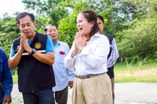 นายกจอย (นายก อบจ.ตาก) ลงพื้นที่ตรวจติดตามการทำงานของเครื่องจักร งานปรับปรุงภูมิทัศน์ บริเวณสุสาน บ้านดงยาง ม.1 ต.ทุ่งกระเชาะ อ.บ้านตาก 