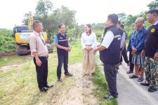 นายกจอย (นายก อบจ.ตาก) ลงพื้นที่ตรวจติดตามการทำงานของเครื่องจักร งานปรับปรุงภูมิทัศน์ บริเวณสุสาน บ้านดงยาง ม.1 ต.ทุ่งกระเชาะ อ.บ้านตาก 