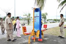 นายกจอย (นายก อบจ.ตาก) ตรวจเครื่องออกกำลังกายกลางแจ้ง สนามกีฬา อบจ.ตาก