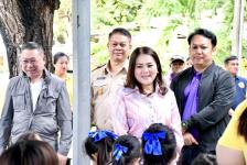 อบจ.ตาก มอบสื่อการเรียนการสอน โรงเรียนบ้านเนินมะลื่น งบประมาณ 75,000 บาท